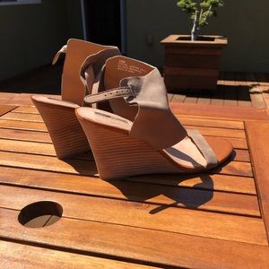 NEW NEVER WORN Halogen size 10 sandals